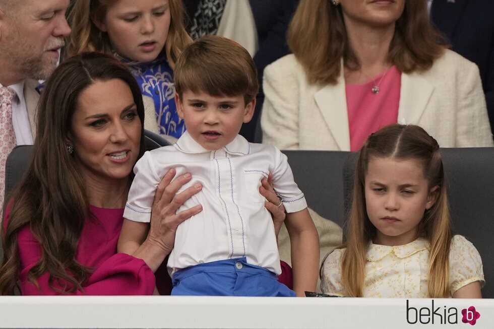 Kate Middleton, el Príncipe Luis y la Princesa Carlota en el Desfile del Jubileo de Platino