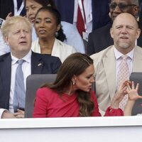 El Príncipe Luis haciendo burla a Kate Middlton en el Desfile del Jubileo de Platino