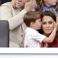 El Príncipe Luis dando un beso a Kate Middleton en el Desfile del Jubileo de Platino