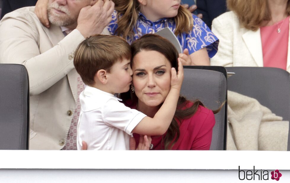 El Príncipe Luis dando un beso a Kate Middleton en el Desfile del Jubileo de Platino