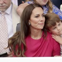 El Príncipe Luis, muy cariñoso con Kate Middleton en el Desfile del Jubileo de Platino