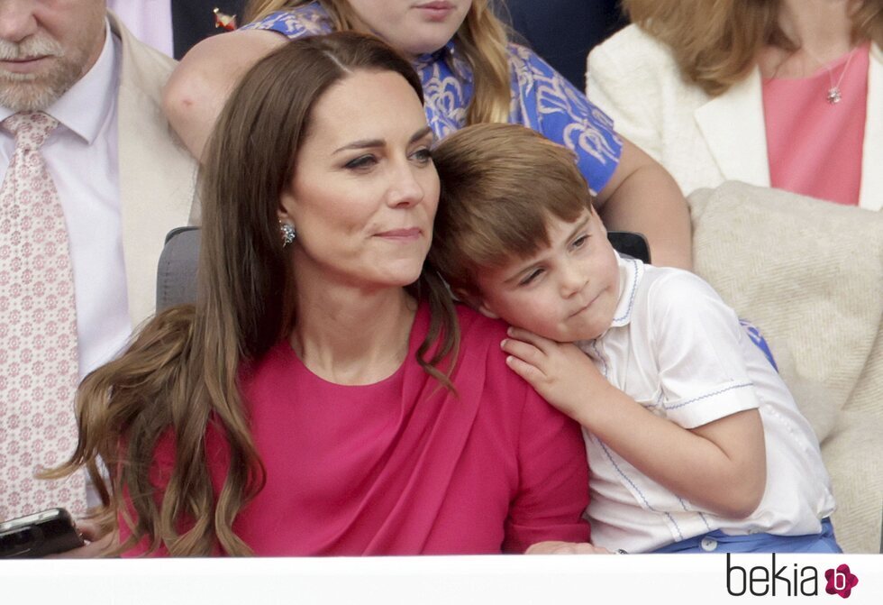 El Príncipe Luis, muy cariñoso con Kate Middleton en el Desfile del Jubileo de Platino