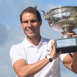 Rafa Nadal con su trofeo tras ganar Roland Garros 2022
