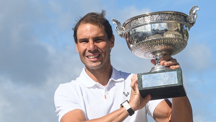 Rafa Nadal con su trofeo tras ganar Roland Garros 2022