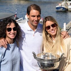 Rafa Nadal, con su mujer Xisca Perelló y su hermana tras ganar el torneo Roland Garros 2022