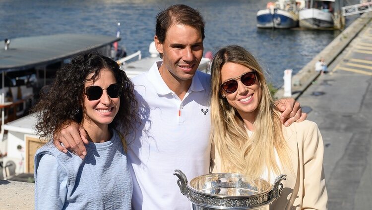 Rafa Nadal, con su mujer Xisca Perelló y su hermana tras ganar el torneo Roland Garros 2022