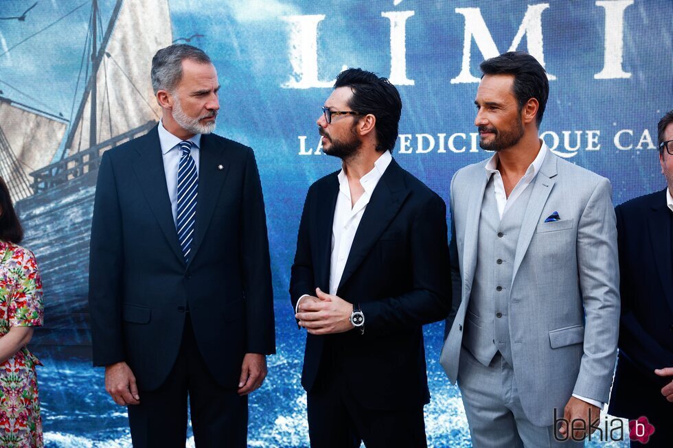 El Rey Felipe con Álvaro Morte y Rodrigo Santoro en el photocall de 'Sin límites'