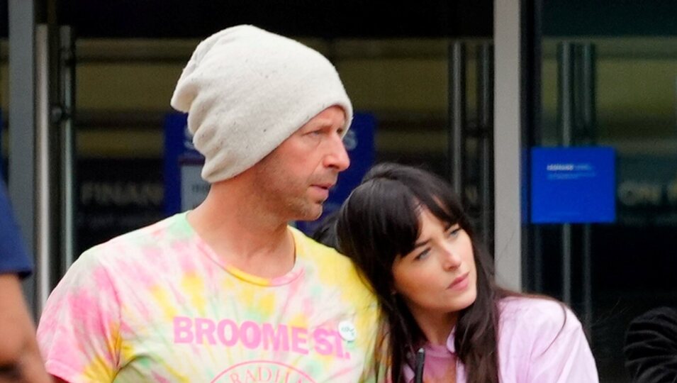 Chris Martin y Dakota Johnson, muy cómplices paseando por Nueva York