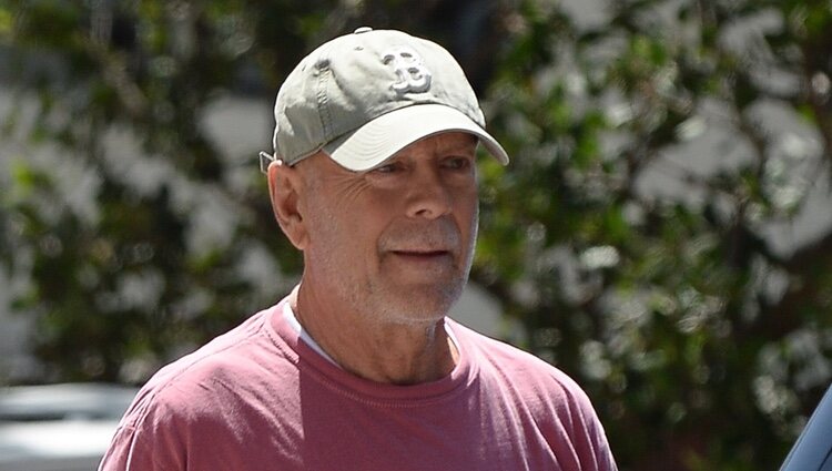 Bruce Willis paseando por Los Angeles