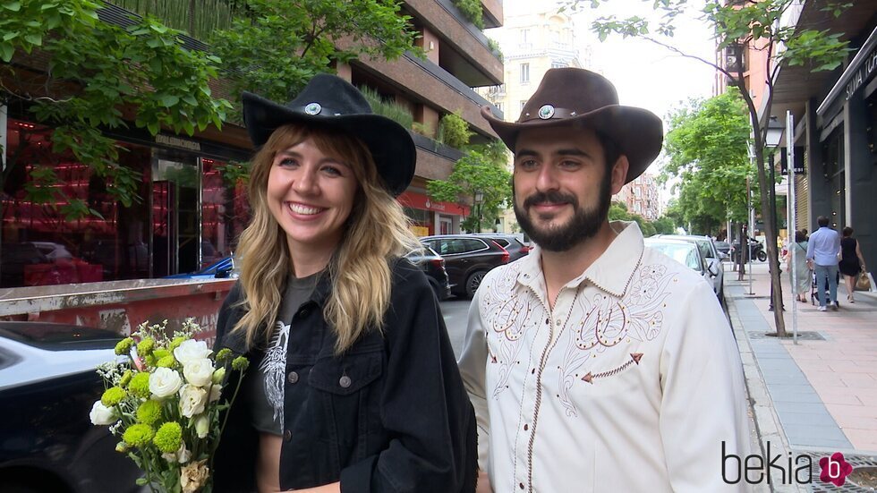 Andrea Guasch y Rosco tras casarse en una boda country con amigos