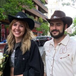 Andrea Guasch y Rosco tras casarse en una boda country con amigos