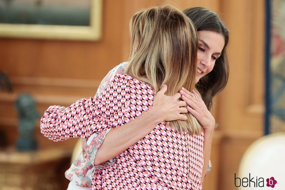 La Reina Letizia dando un abrazo a una de las personas de la Alianza Iberoamericana de Enfermedades raras