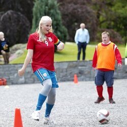 Mette-Marit de Noruega jugando al fútbol en el partido amistoso entre el Vivil IL y el Skaugum United