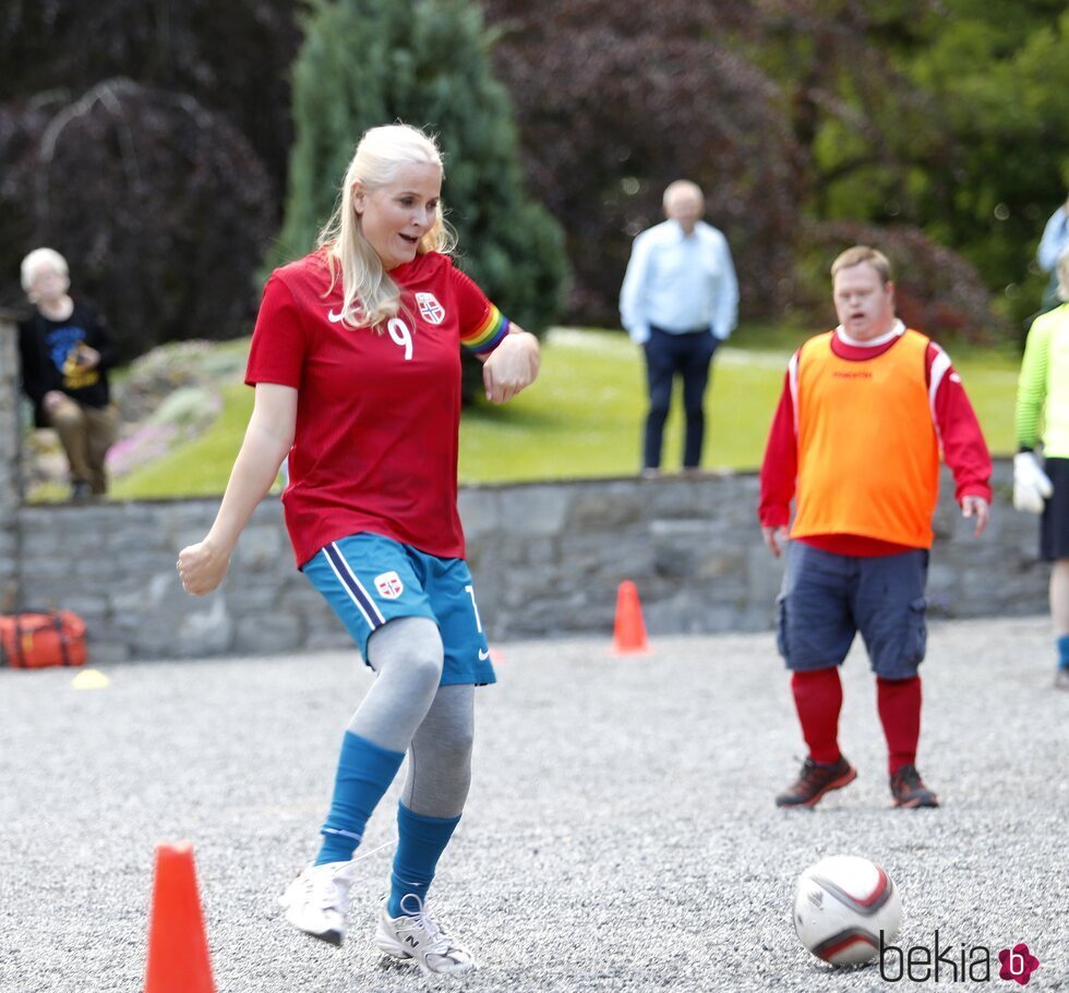 Mette-Marit de Noruega jugando al fútbol en el partido amistoso entre el Vivil IL y el Skaugum United