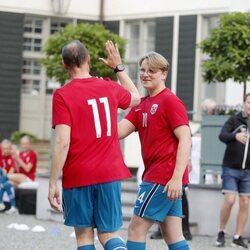 Haakon de Noruega y Sverre Magnus de Noruega en el partido amistoso entre el Vivil IL y el Skaugum United