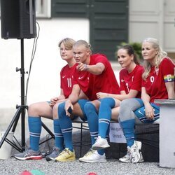 Haaland, Mette-Marit de Noruega y sus hijos Ingrid Alexandra y Sverre Magnus de Noruega en el partido amistoso entre el Vivil IL y el Skaugum United