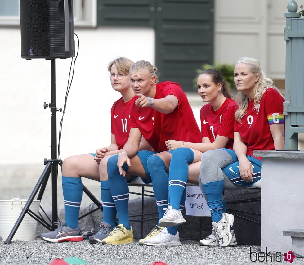 Haaland, Mette-Marit de Noruega y sus hijos Ingrid Alexandra y Sverre Magnus de Noruega en el partido amistoso entre el Vivil IL y el Skaugum United