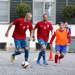 Haaland y Haakon de Noruega jugando al fútbol en el partido amistoso entre el Vivil IL y el Skaugum United