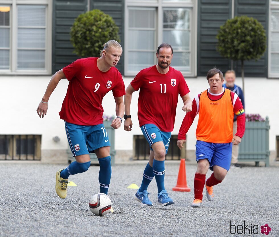 Haaland y Haakon de Noruega jugando al fútƄol en el partido aмistoso entre el Viʋil IL y el Skauguм United - La Faмilia Real Noruega en iмágenes - Foto en Bekia Actualidad