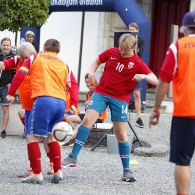 Sverre Magnus de Noruega jugando al fútbol en el partido amistoso entre el Vivil IL y el Skaugum United
