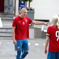 Haaland y Mette-Marit de Noruega en el partido amistoso entre el Vivil IL y el Skaugum United