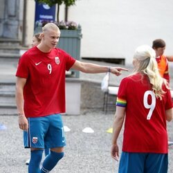 Haaland y Mette-Marit de Noruega en el partido amistoso entre el Vivil IL y el Skaugum United