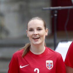 Ingrid Alexandra de Noruega en el partido amistoso entre el Vivil IL y el Skaugum United