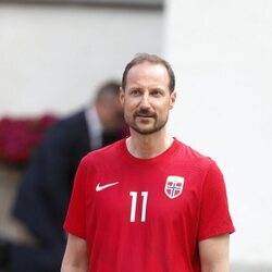 Haakon de Noruega en el partido amistoso entre el Vivil IL y el Skaugum United
