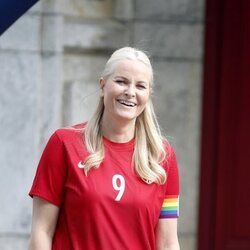 Mette-Marit de Noruega en el partido amistoso entre el Vivil IL y el Skaugum United