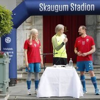 Haakon y Mette-Marit de Noruega en el partido amistoso entre el Vivil IL y el Skaugum United