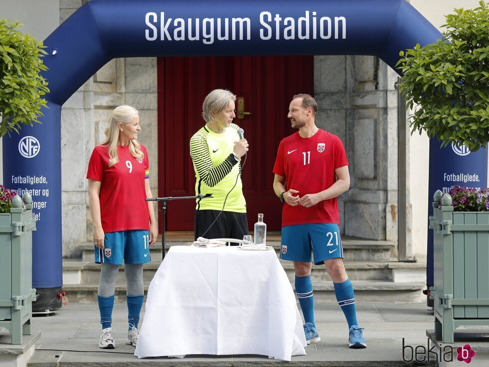 Haakon y Mette-Marit de Noruega en el partido amistoso entre el Vivil IL y el Skaugum United
