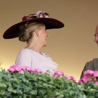 El Príncipe Carlos y Sophie de Wessex riéndose en Ascot 2022