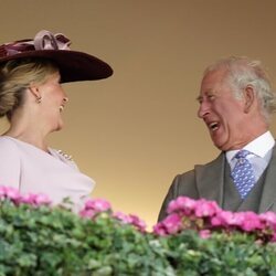 El Príncipe Carlos y Sophie de Wessex riéndose en Ascot 2022