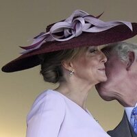El Príncipe Carlos dando un beso a Sophie de Wessex en Ascot 2022