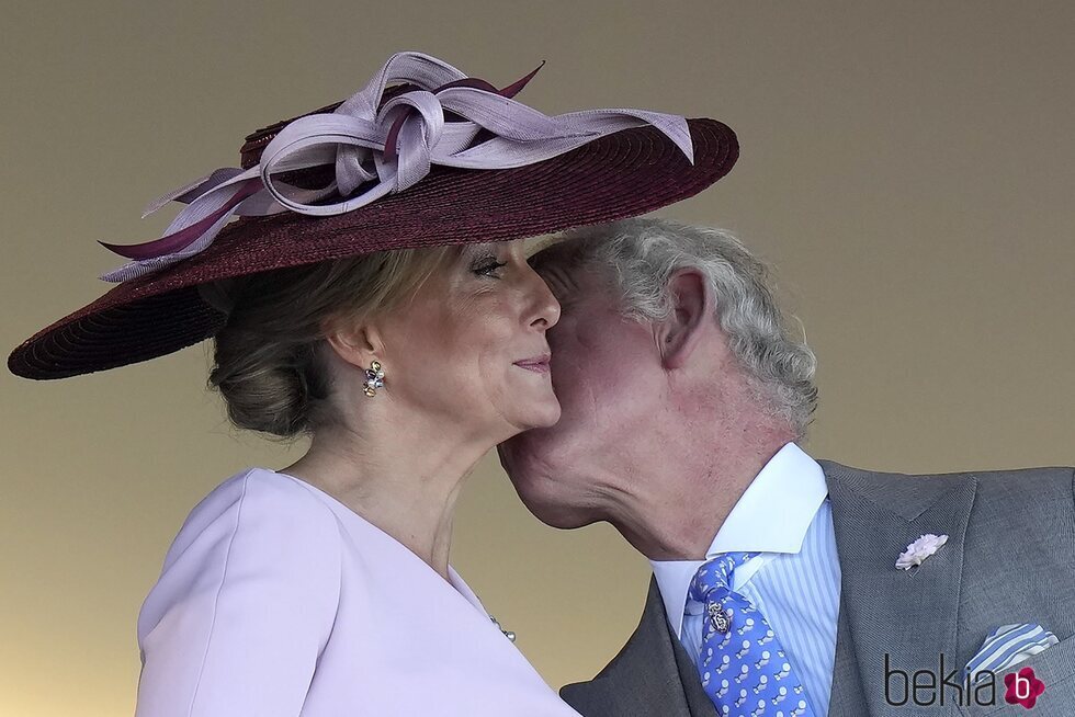 El Príncipe Carlos dando un beso a Sophie de Wessex en Ascot 2022