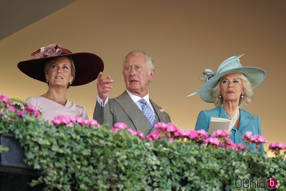Sophie de Wessex y el Príncipe Carlos y Camilla Parker en Ascot 2022