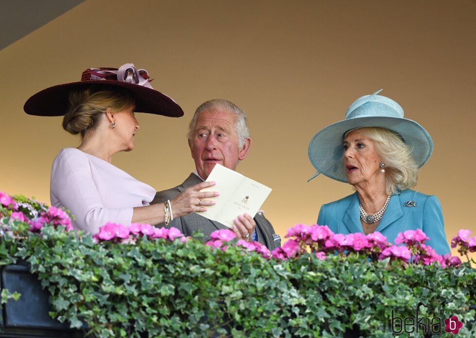 El Príncipe Carlos y Camilla Parker con Sophie de Wessex en Ascot 2022