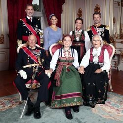 Ingrid Alexandra de Noruega con sus padrinos en su Confirmación
