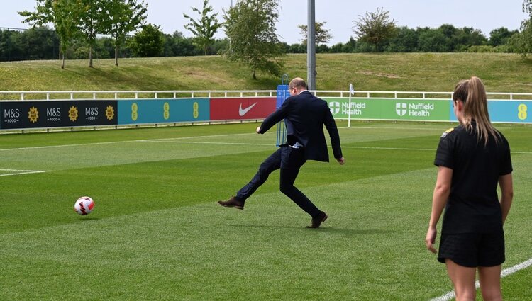 El Príncipe Guillermo chutando el balón en su visita al entrenamiento de la Selección Femenina de Fútbol de Inglaterra
