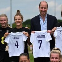 El Príncipe Guillermo con camisetas para sus hijos en su visita al entrenamiento de la Selección Femenina de Fútbol de Inglaterra