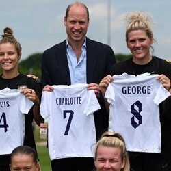 El Príncipe Guillermo con camisetas para sus hijos en su visita al entrenamiento de la Selección Femenina de Fútbol de Inglaterra
