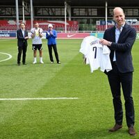 El Príncipe Guillermo con una camiseta para la Princesa Charlotte en su visita al entrenamiento de la Selección Femenina de Fútbol de Inglaterra