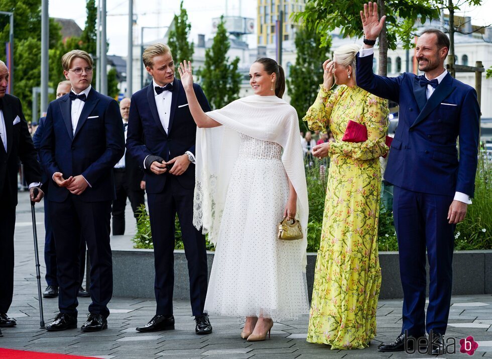 La Princesa Ingrid Alexandra de Noruega con sus padres y sus hermanos en el inicio de las celebraciones de su 18 cumpleaños