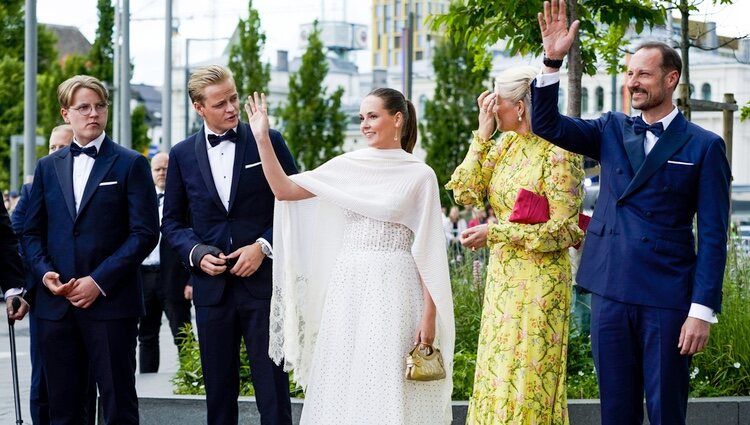 La Princesa Ingrid Alexandra de Noruega con sus padres y sus hermanos en el inicio de las celebraciones de su 18 cumpleaños
