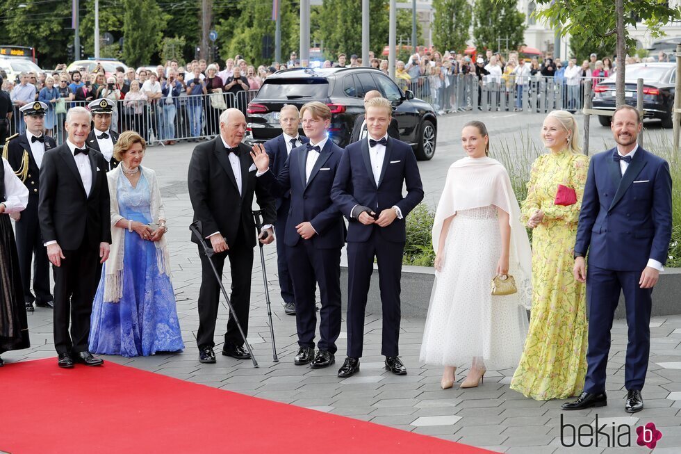 La Princesa Ingrid Alexandra de Noruega con sus padres, sus abuelos y sus hermanos en el inicio de las celebraciones de su 18 cumpleaños