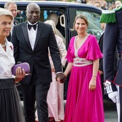 Marta Luisa de Noruega y Durek Verrett llegando inicio de las celebraciones del 18 cumpleaños de la Princesa Ingrid Alexandra