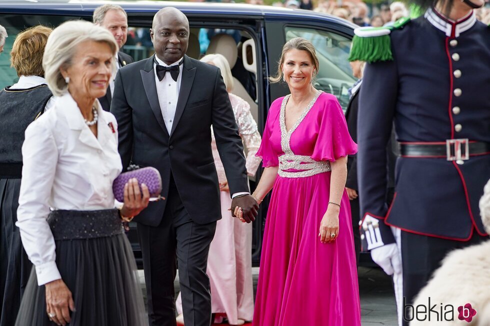 Marta Luisa de Noruega y Durek Verrett llegando inicio de las celebraciones del 18 cumpleaños de la Princesa Ingrid Alexandra