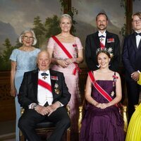 Foto oficial de Ingrid Alexandra de Noruega con sus padres, hermanos y abuelos por la cena de gala por su 18 cumpleaños