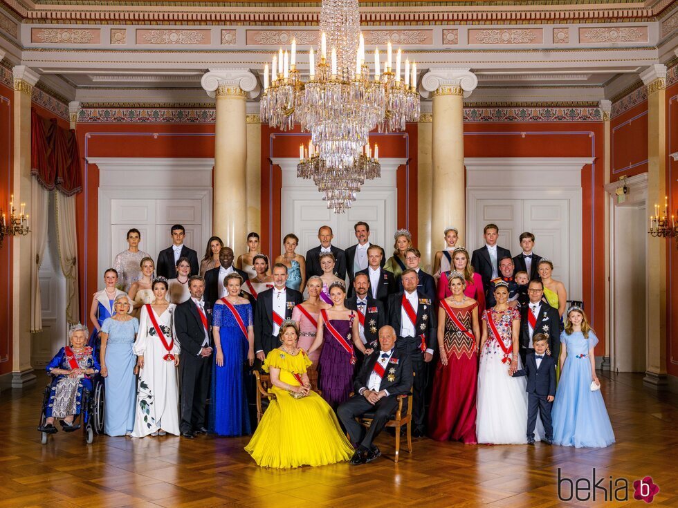 Ingrid Alexandra de Noruega con la Familia Real Noruega y los royals invitados a la cena de gala por su 18 cumpleaños