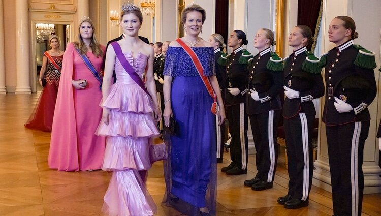 Máxima de Holanda, Amalia de Holanda, Elisabeth de Bélgica y Matilde de Bélgica en la cena de gala por el 18 cumpleaños de Ingrid Alexandra de Noruega